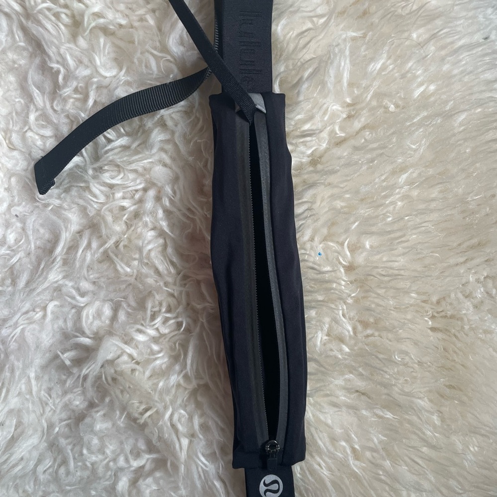 Lululemon running belt bag black 🖤 EUC - Picture 3 of 3
